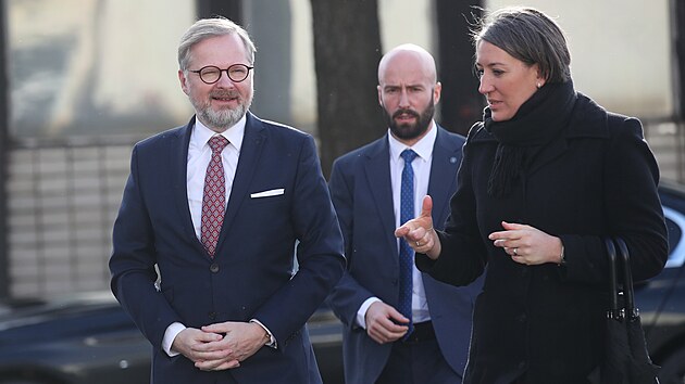 Premiér Petr Fiala (vlevo) přichází do areálu posledního funkčního Dolu ČSM ve Stonavě na Karvinsku. (13. února 2023)