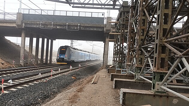 Stavaři nad železniční trať mezi Pardubicemi a Hradcem Králové vysunou mostní provizorium. To od jara nahradí starý silniční most na silnici II/211, který přijde zbourat.