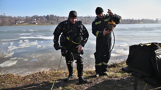 Každou zimu báňští záchranáři trénují na Žermanické přehradě potápění pod ledem. Podle nich totiž nejvíce připomíná ponory v prostředí bez možnosti vynoření v důlních dílech.