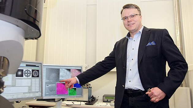 Fyzikln chemik Michal Otyepka u monitoru jednoho z nejvkonnjch elektronovch mikroskop stedn Evropy, kter doke ukzat chemick sloen materil.