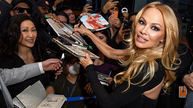 Pamela Andersonov s fanouky (Toronto, 7. nora 2023)