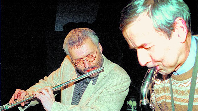 Fltnista Martin Brunner (vlevo) je polovinou freejazzov formace Ventil Duo. Jeho spoluhrem je multiinstrumentalista a skladatel Ji Vyohld. (2001)