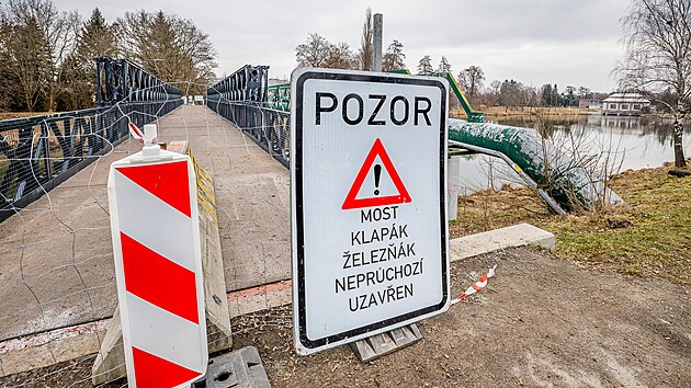Na hradecký most Klapák se vrátí pěší a cyklisté, končí jeho oprava. (14. února 2023)