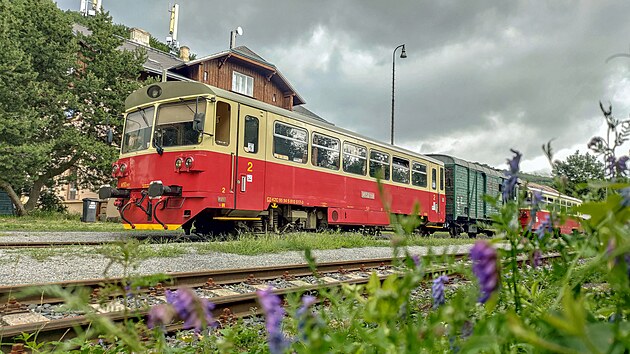 Souprava motorových vozů řady 810 (M152.0) KŽC s vloženým služebním vagonem ve stanici Telnice