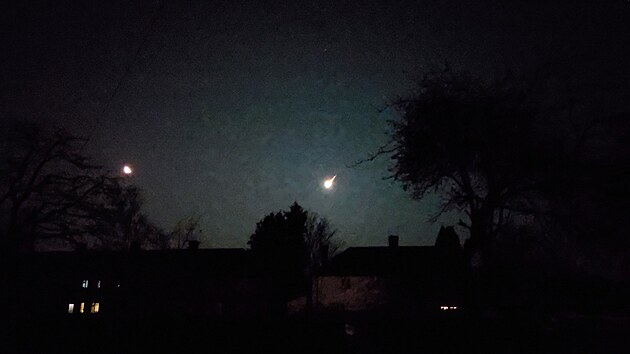 Zbr meteoru, kter v pondl proletl zemskou atmosfrou, jak ho zachytil amatrsk pozorovatel z britskho Surrey.