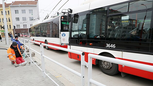 Oprava Mendlova náměstí v centru Brna čelí další kritice. Po přístřešcích u zastávek, které čekající neochrání před deštěm či sněhem, protože jim chybí boční zástěna, se nyní zvedla vlna kritika proti instalovanému zábradlí mezi zastávkami.