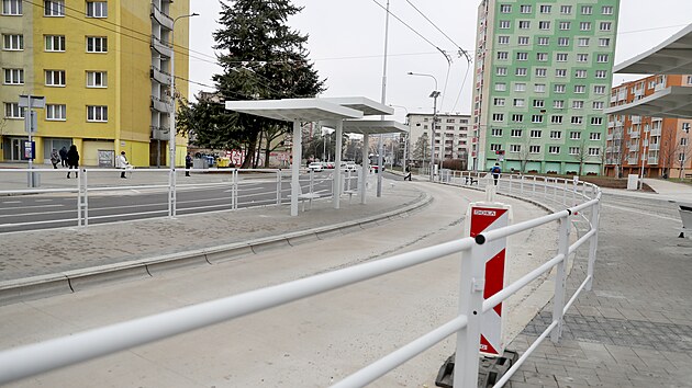 Oprava Mendlova náměstí v centru Brna čelí další kritice. Po přístřešcích u zastávek, které čekající neochrání před deštěm či sněhem, protože jim chybí boční zástěna, se nyní zvedla vlna kritika proti instalovanému zábradlí mezi zastávkami.