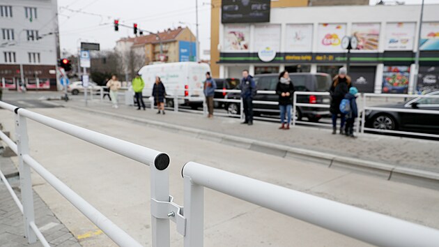 Oprava Mendlova náměstí v centru Brna čelí další kritice. Po přístřešcích u zastávek, které čekající neochrání před deštěm či sněhem, protože jim chybí boční zástěna, se nyní zvedla vlna kritika proti instalovanému zábradlí mezi zastávkami.