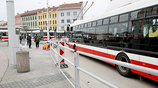 Oprava Mendlova náměstí v centru Brna čelí další kritice. Po přístřešcích u zastávek, které čekající neochrání před deštěm či sněhem, protože jim chybí boční zástěna, se nyní zvedla vlna kritika proti instalovanému zábradlí mezi zastávkami.