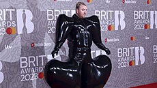 Zpvák Sam Smith okoval v nafukovací kreaci znaky Harri (Brit Awards, Londýn,...