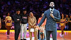 LeBron James z Los Angeles Lakers jet oslavuje svj stelecký rekord v NBA....