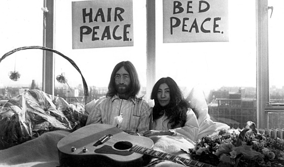 Jedna z tiskovek Johna Lennona and Yoko Ono z hotelu Hilton v Amsterdamu z roku...