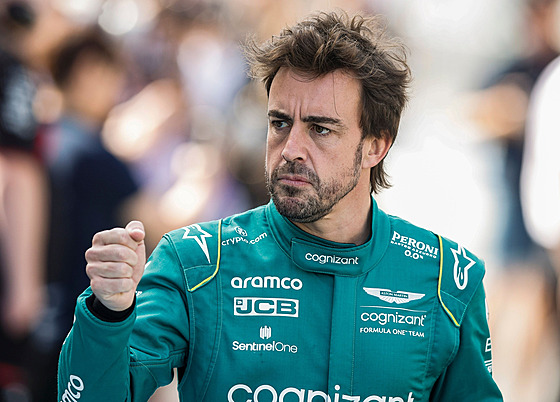 Fernando Alonso pi pedsezonních testech formule 1 v Bahrajnu ve voze Aston...