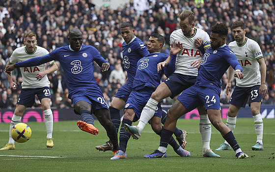 Tottenhamský útoník Harry Kane se v zatení soupe z Chelsea pokouí vstelit...