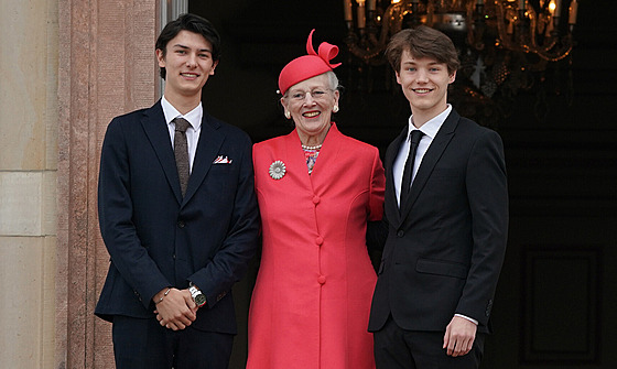 Dánská královna Margrethe II. a její vnuci, princ Nikolai a princ Felix...