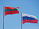 Vlajky moldavskho separatistickho regionu Podnst a Ruska v centru...