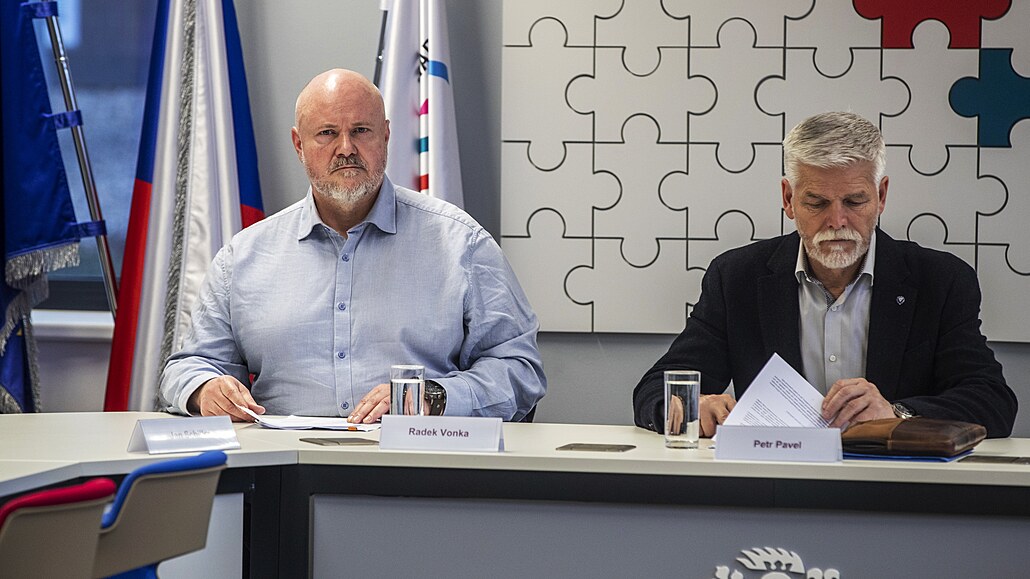 Poadatel. Bývalý politik Radek Vonka (vlevo) verejí cestu organizoval.