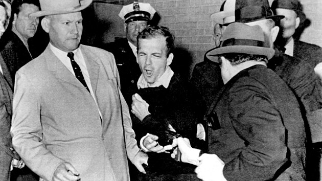 Dallas, 25. listopadu 1963. Jack Ruby stílí na Lee Harvey Oswalda.