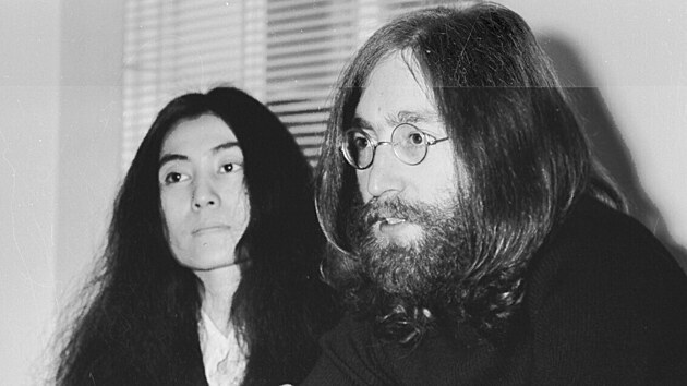 John Lennon a Yoko Ono na tiskov konferenci v kvtnu 1969