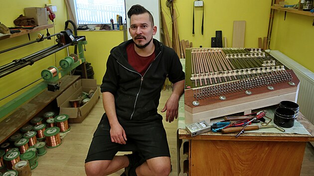 Miroslav Holiš z Palkovic na Frýdecko-Místecku osm let vyrábí cimbály, pokračuje tak v řemeslném umu svého otce.