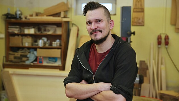 Když přišel o zamilované kastelánství, tak Miroslav Holiš vyzkoušel práci v kanceláři. A pochopil, že lépe mu bude doma při výrobě cimbálů coby pokračovatel rodinného řemesla.