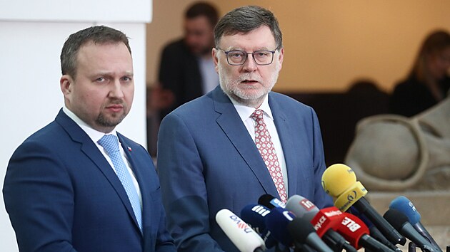 Ministr práce a sociálních vcí Marian Jureka a ministr financí Zbynk...