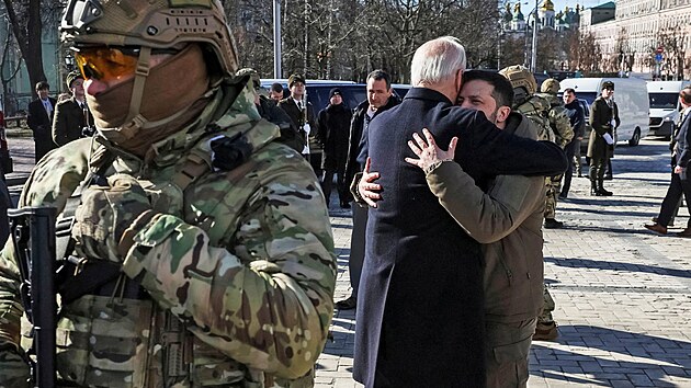 Ukrajinsk prezident Volodymyr Zelenskij a jeho americk protjek Joe Biden v Kyjev (20. nora 2023)