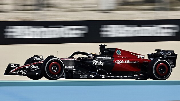 Valtteri Bottas s vozem Alfa Romeo v pedsezonnch testech formule 1 v Bahrajnu