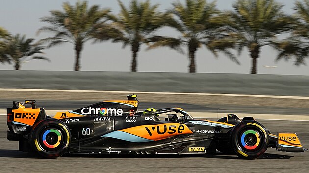 Novek F1 Oscar Piastri se svm mclarenem v pedsezonnch testech formule 1 v Bahrajnu