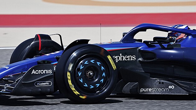 Americk pilot Logan Sargeant v testech ped sezonou formule 1 v Bahrajnu. Sed ve voze Williams.