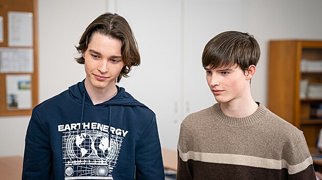 Dvojata Ji a Jan Dlouz, synov herc Vladimra Dlouhho a Petry Jungmanov, v serilu Ulice (2023)