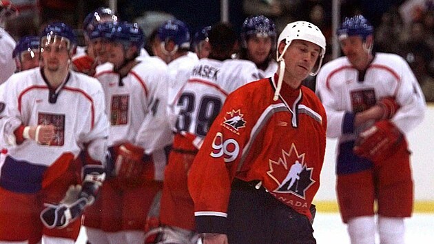 Wayne Gretzky z Kanady v olympijském Naganu, zklamaný po semifinálové poráce s...