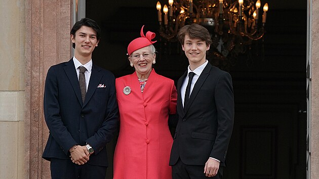 Dnsk krlovna Margrethe II. a jej vnuci, princ Nikolai a princ Felix (Fredensborg, 15. kvtna 2021)