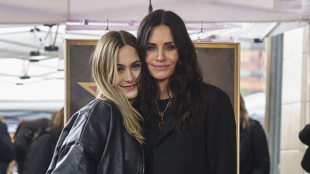Coco Arquette a jej&iacute; matka Courteney Coxov&aacute; (Los Angeles, 27. &uacute;nora 2023)