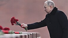 Ruský prezident Vladimir Putin pokládá květiny k hrobu neznámého vojína v... Ruský prezident Vladimir Putin pokládá květiny k hrobu neznámého vojína v...