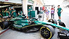 Fernando Alonso vyjídí z garáe pi pedsezonních testech formule 1 v Bahrajnu.