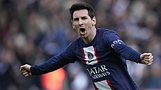 Fotbalista Lionel Messi slaví svj vítzný gól v duelu mezi Paris St. Germain a...