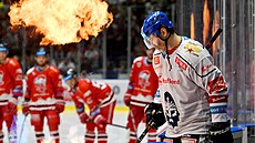 Jaromír Jágr nastupuje na led v zápase s Olomoucí.