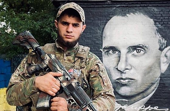 Ukrajinský velitel Dmytro Kocjubajlo pózuje u portrétu Stpana Bandery 