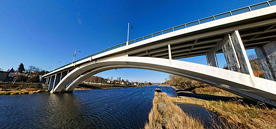 Most vznikl v roce 1964. Jako první po nm jeli cyklisté, úastníci Závodu míru.