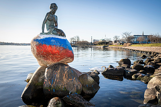 Na sochu Malé moské víly v Kodani namalovali ruskou vlajku. (2. bezna 2023)