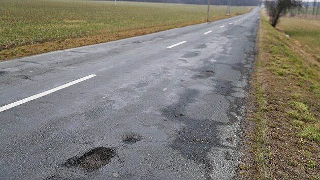Hlavní silnice spojující Rosice na Brněnsku s Velkou Bíteší na Vysočině je v zoufalém stavu. První část se má dočkat oprav letos, i když původně se počítalo už s loňským rokem. (březen 2023)