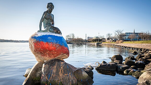 Na sochu Mal mosk vly v Kodani namalovali ruskou vlajku. (2. bezna 2023)