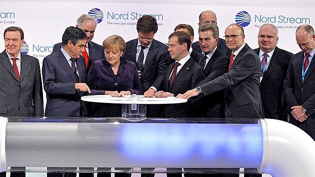 Slavnostnho sputn plynovodu Nord Stream 1 v nmeckm Lublinu se zastnili kanclka Angela Merkelov, rusk premir Dmitrij Medvedv, nizozemsk premir Mark Rutte, bval nmeck kancl Gerhard Schrder nebo francouzsk premir Francois Fillon. (8. listopadu 2011)