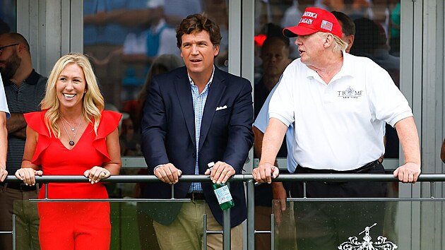 Vlivn modertor stanice Fox News Tucker Carlson po boku americkho exprezidenta Donalda Trumpa (1. srpna 2022)