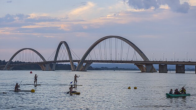 Umělé jezero Paranoá u brazilského hlavního města Brasília Umělé jezero Paranoá u brazilského hlavního města Brasília