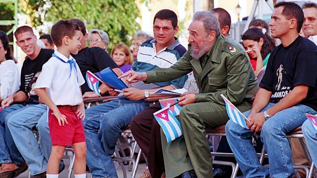 Elin hovo s Fidelem Castrem, vpravo sed Elinv otec. (14. ervence 2001)
