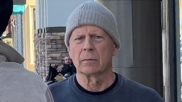 Bruce Willis se objevil na veejnosti poprv od chvle, kdy svt obletla zprva, e trp demenc. (3. bezna 2023)
