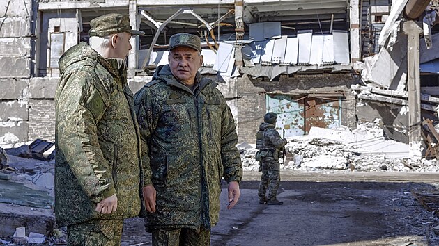 Rusk ministr obrany Sergej ojgu navtvil ukrajinsk, avak Rusy dobyt Mariupol. Kontroloval prce na obnov infrastruktury. (6. bezna 2023)