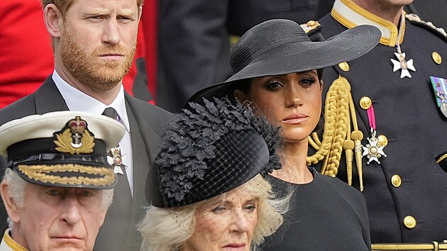 Krl Karel III. krlovna cho Camilla, princ Harry a vvodkyn Meghan na pohbu krlovny Albty II. (Londn, 19. z 2022)